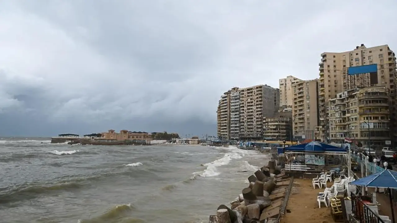 السحب تفرض هيمنتها على السماء.. أمطار تضرب عدة مناطق خلال ساعات.